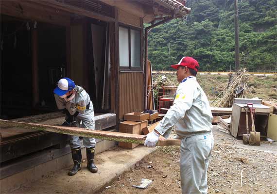 1日に行われたボランティアに参加。一人暮らしのお
ばあちゃんのお宅での土砂の除去、家具の搬出を援助。 → ブログ記事 <a href='http://ameblo.jp/kasamototoshiya/entry-11585049924.html' target='_blank'>http://ameblo.jp/kasamototoshiya/entry-11585049924.html</a>