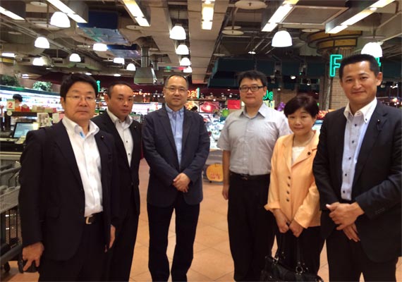 4県議で台北市内における県産品の市場視察(微風広場にて)