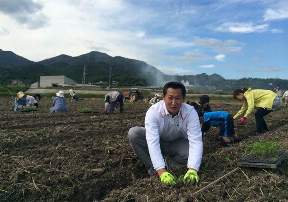農事組合法人泉川にて、はなっこりーの苗の植付作業に参加。