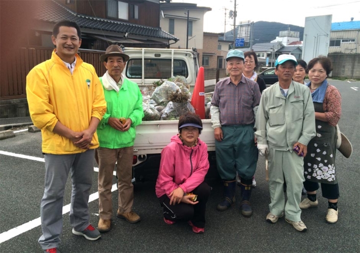 長門明社の皆様と共に国道191号線を清掃（2015年9月）